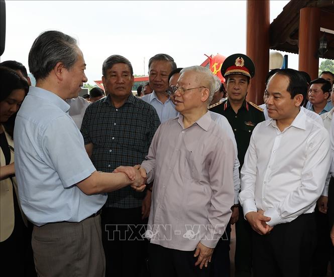 Trong ảnh: Tổng Bí thư Nguyễn Phú Trọng và Đại sứ Đặc mệnh toàn quyền Cộng hòa Nhân dân Trung Hoa Hùng Ba tại Cửa khẩu quốc tế Hữu Nghị. Ảnh: Trí Dũng– TTXVN