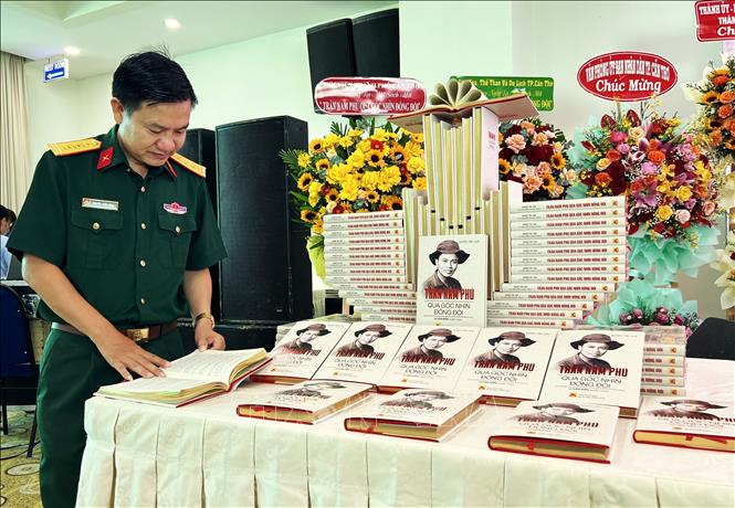 Hình ảnh tại sự kiện ra mắt sách “Trần Nam Phú qua góc nhìn đồng đội”. Ảnh: Ánh Tuyết - TTXVN