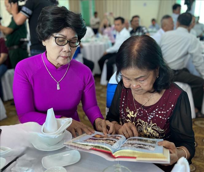 Hình ảnh tại sự kiện ra mắt sách “Trần Nam Phú qua góc nhìn đồng đội”. Ảnh: Ánh Tuyết - TTXVN