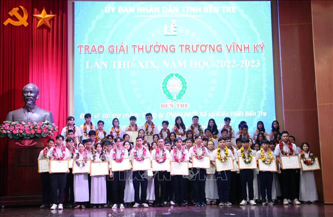 73 học sinh Trung học phổ thông trên địa bàn tỉnh Bến Tre được xướng danh và trao giải thưởng Trương Vĩnh Ký lần thứ XIX. Ảnh: Chương Đài - TTXVN