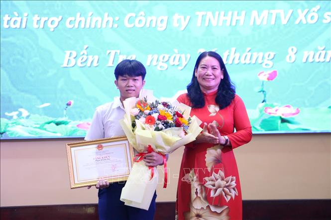 Trao Bằng khen của Chủ tịch UBND tỉnh Bến Tre cho em Phạm Khánh Duy, lớp 12 chuyên Toán trường THPT chuyên Bến Tre - học sinh Thủ khoa tỉnh kỳ thi Tốt nghiệp THPT năm học 2022 – 2023. Ảnh: Chương Đài - TTXVN 