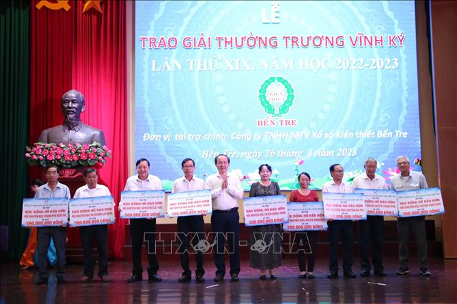 Công ty Xổ số kiến thiết tỉnh Bến Tre trao bảng tượng trưng hỗ trợ Hội khuyến học 9 huyện, thành phố trên địa bàn tỉnh, mỗi đơn vị 500 triệu đồng. Ảnh: Chương Đài - TTXVN