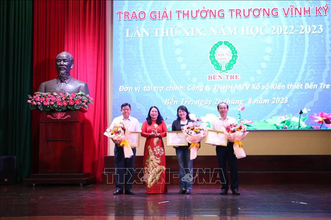 Trao tặng Bằng khen của Chủ tịch UBND tỉnh Bến Tre cho các tập thể, cá nhân đã có tích cực ủng hộ vật chất cho Quỹ khuyến học tài năm 2023. Ảnh: Chương Đài - TTXVN
