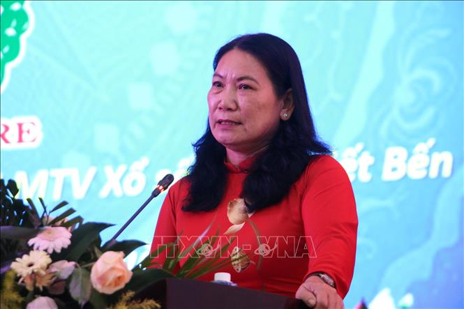 Phó Chủ tịch UBND tỉnh Bến Tre Nguyễn Thị Bé Mười phát biểu tại buổi lễ. Ảnh: Chương Đài - TTXVN