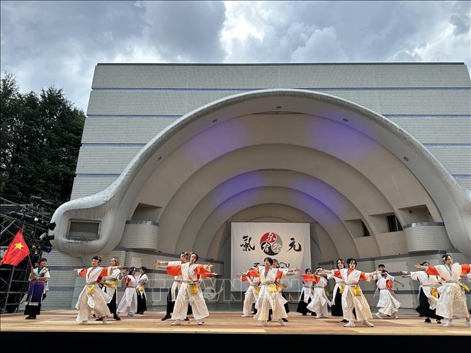 Đội múa Nakama Yosakoi trình diễn tại sân khấu công viên Yoyogi. Ảnh: Nguyễn Tuyến - PV TTXVN tại Nhật Bản