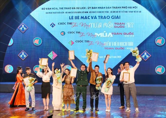Các thí sinh đạt giải Nhất Cuộc thi Tài năng Diễn viên Kịch nói toàn quốc năm 2023. Ảnh: Tuấn Đức - TTXVN