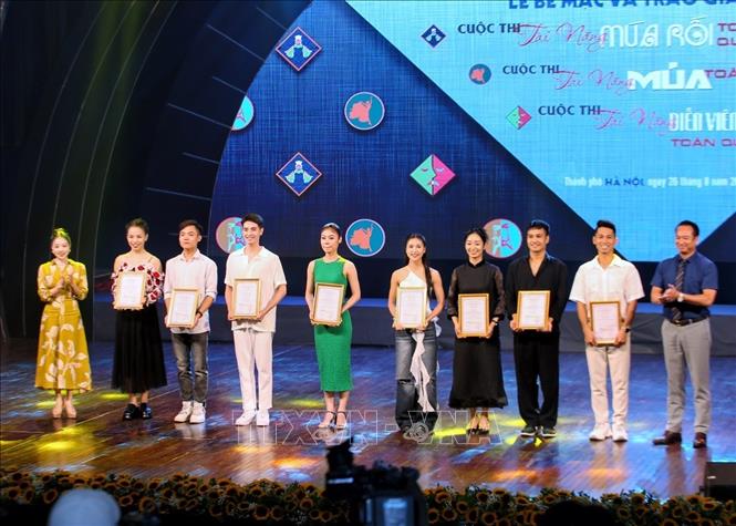 Trao giải Nhì cho các thí sinh đạt giải Cuộc thi Tài năng Múa toàn quốc năm 2023. Ảnh: Tuấn Đức - TTXVN