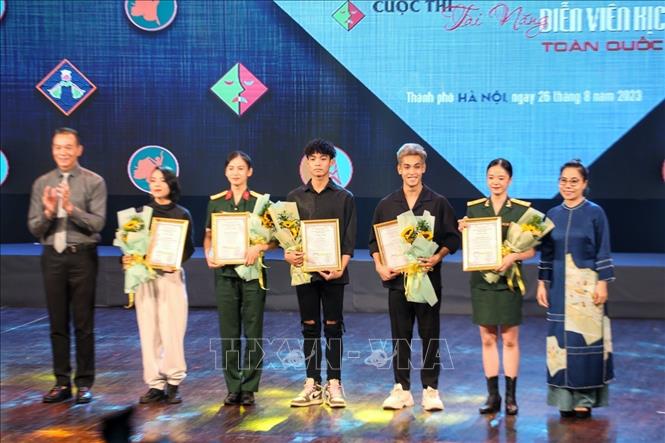 Trao giải Nhất cho các thí sinh đạt giải Cuộc thi Tài năng Múa toàn quốc năm 2023. Ảnh: Tuấn Đức - TTXVN