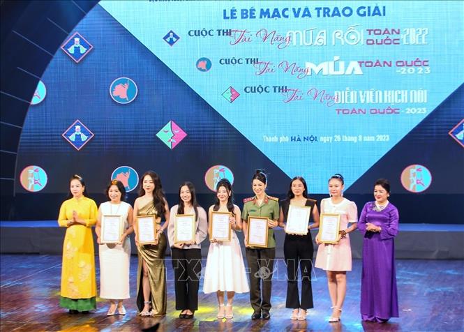 Trao giải Nhì cho các thí sinh đạt giải Cuộc thi Tài năng Diễn viên Kịch nói toàn quốc năm 2023. Ảnh: Tuấn Đức - TTXVN