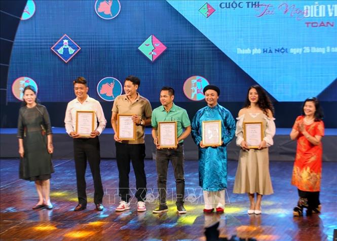 Trao giải Nhì cho các thí sinh đạt giải Cuộc thi Tài năng Múa Rối toàn quốc năm 2022. Ảnh: Tuấn Đức - TTXVN