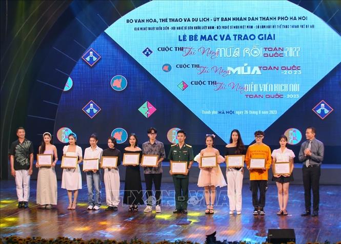 Trao bằng khen của Hội nghệ sĩ Múa Việt Nam cho các diễn viên múa tham gia Cuộc thi. Ảnh: Tuấn Đức - TTXVN
