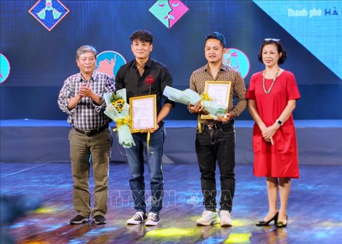Trao giải Nhất cho các thí sinh đạt giải Cuộc thi Tài năng Múa Rối toàn quốc năm 2022. Ảnh: Tuấn Đức - TTXVN