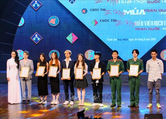 Trao giải Nhì cho các thí sinh đạt giải Cuộc thi Tài năng Múa toàn quốc năm 2023. Ảnh: Tuấn Đức - TTXVN