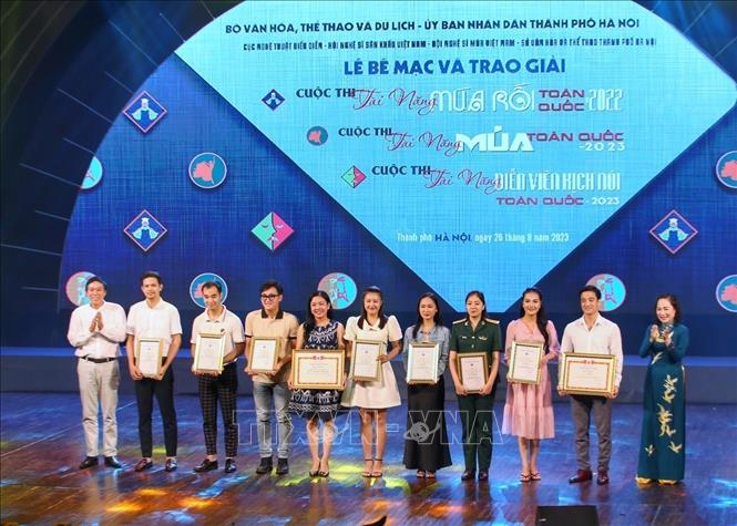 Trao bằng khen của Hội Nghệ sĩ Sân khấu Việt Nam cho các nghệ sĩ múa rối, kịch tham gia Cuộc thi. Ảnh: Tuấn Đức - TTXVN