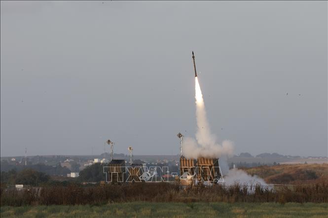 Hệ thống phòng không Iron Dome (Vòm Sắt) được kích hoạt tại thành phố Sderot, Israel để đánh chặn các tên lửa từ Dải Gaza, ngày 13/5/2023. Ảnh: AFP/TTXVN