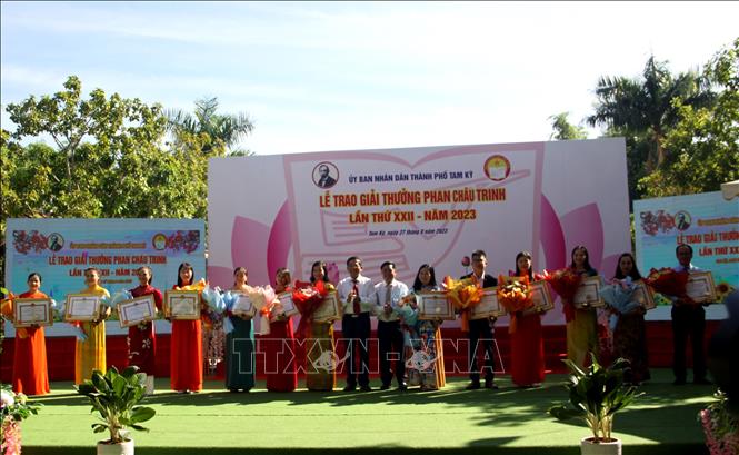 Lãnh dạo thành phố Tam Kỳ trao Giải thưởng Phan Châu Trinh lần thứ 22 cho các cá nhân. Ảnh: Trịnh Bang Nhiệm - TTXVN