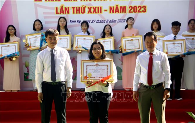 Lãnh dạo thành phố Tam Kỳ trao Giải thưởng Phan Châu Trinh lần thứ 22 cho các cá nhân. Ảnh: Trịnh Bang Nhiệm - TTXVN