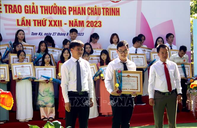 Lãnh dạo thành phố Tam Kỳ trao Giải thưởng Phan Châu Trinh lần thứ 22 cho các cá nhân. Ảnh: Trịnh Bang Nhiệm - TTXVN