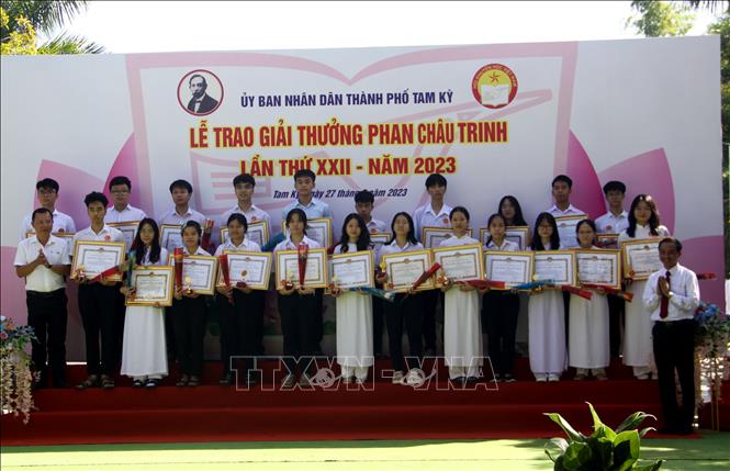 Lãnh dạo thành phố Tam Kỳ trao Giải thưởng Phan Châu Trinh lần thứ 22 cho các cá nhân. Ảnh: Trịnh Bang Nhiệm - TTXVN