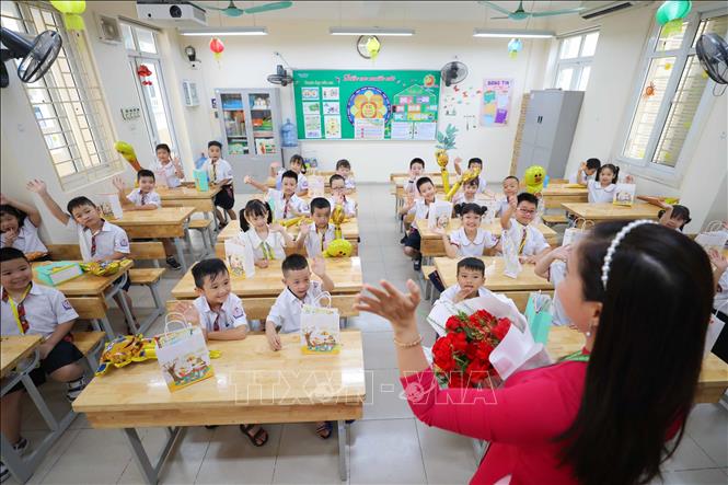 Chúng mình từ nay học chung một lớp. Ảnh: Thanh Tùng - TTXVN