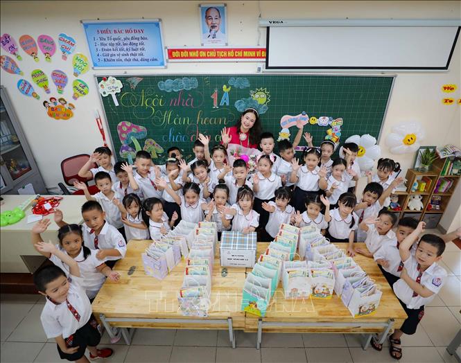 Chúng mình từ nay học chung một lớp. Ảnh: Thanh Tùng - TTXVN