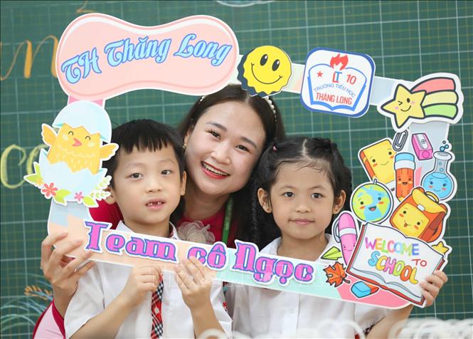 Lưu lại tấm ảnh đẹp ngày bé vào lớp 1 cùng cô giáo chủ nhiệm. Ảnh: Thanh Tùng - TTXVN