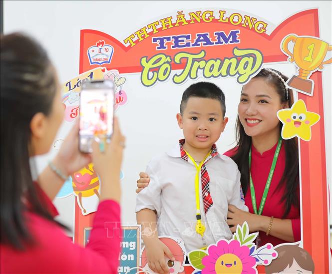 Lưu lại tấm ảnh đẹp ngày bé vào lớp 1 cùng cô giáo chủ nhiệm. Ảnh: Thanh Tùng - TTXVN
