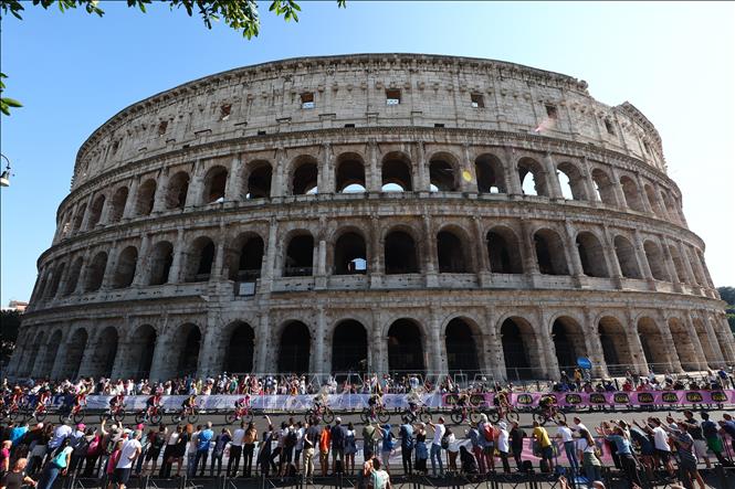 Đấu trường La Mã (Colosseum) ở Rome, Italy. Ảnh: AFP/TTXVN