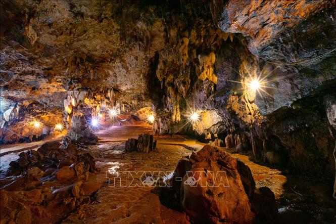 Trải qua sự bào mòn của thời gian, nhiều nhũ đá được tạo hóa tạo hình đa dạng, sinh động như: Hình cô tiên đang mơ màng ngủ, tượng Phật uy nghiêm... Ảnh: Trọng Đạt-TTXVN