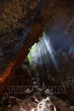 Ánh sáng hắt xuống từ cửa động tạo nên sự huyền bí cho không gian phía trong động Tiên Phi. Ảnh: Trọng Đạt-TTXVN