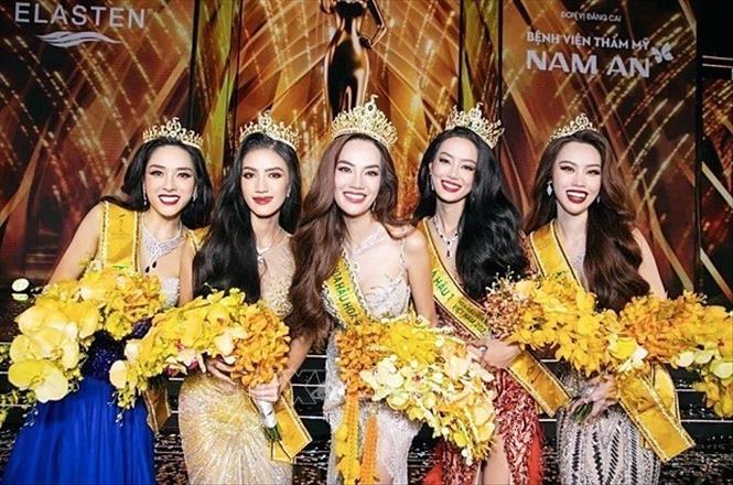 Trong ảnh: Top 5 Hoa hậu Hòa bình Việt Nam 2023 đăng quang tại chương trình. Ảnh: TTXVN phát