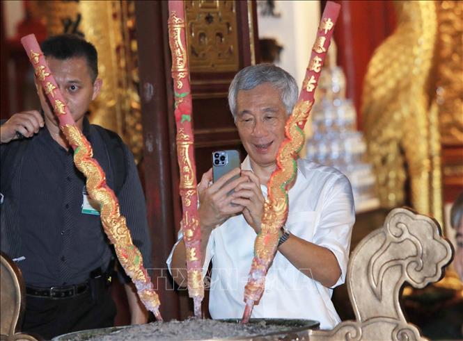 Singapore Prime Minister Lee Hsien Loong captures the beauty of Hanoi night with his phone. VNA Photo: An Đăng