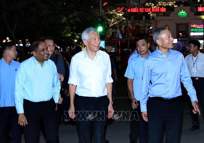 Singapore Prime Minister Lee Hsien Loong walks around Hoan Kiem Lake. VNA Photo: An Đăng