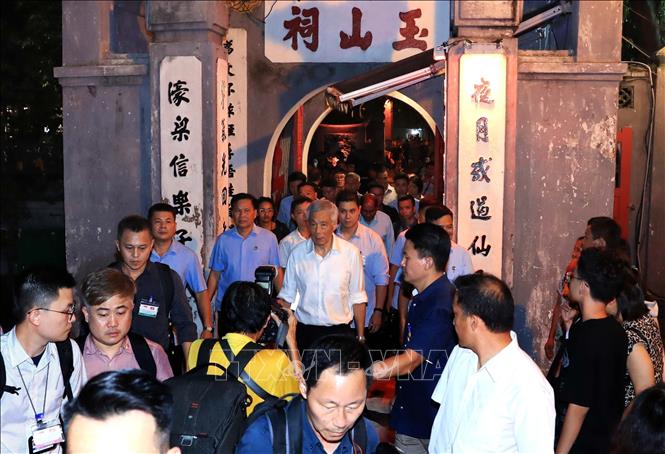 Singapore Prime Minister Lee Hsien Loong visits Ngoc Son temple. VNA Photo: An Đăng