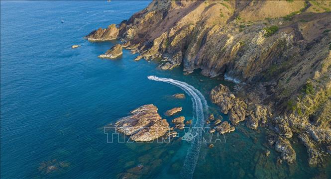 Trong ảnh: Cảnh đẹp Eo Gió thuộc xã đảo Nhơn Lý, thành phố Quy Nhơn, tỉnh Bình Định. Ảnh: Minh Đức – TTXVN