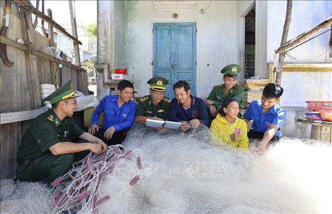 Đoàn viên, thanh niên Xã đảo Nhơn Châu cùng đoàn viên, thanh niên Đồn Biên phòng Nhơn Châu tuyên truyền đường lối chính sách của Đảng, của Nhà nước cho ngư dân. Ảnh: Minh Đức - TTXVN