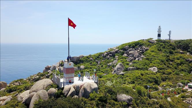 Cột cờ Thanh niên cao hơn 22m, hướng ra quần đảo Hoàng Sa ghi rõ chủ quyền, kinh độ, vĩ độ của đảo Cù Lao Xanh, là niềm tự hào của người dân Quy Nhơn mang ý nghĩa khẳng định chủ quyền biển đảo. Ảnh: Minh Đức - TTXVN