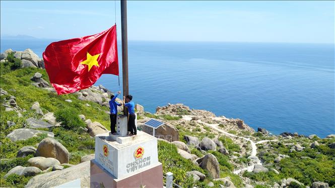 Cột cờ Thanh niên cao hơn 22m, hướng ra quần đảo Hoàng Sa ghi rõ chủ quyền, kinh độ, vĩ độ của đảo Cù Lao Xanh, là niềm tự hào của người dân Quy Nhơn mang ý nghĩa khẳng định chủ quyền biển đảo. Ảnh: Minh Đức - TTXVN