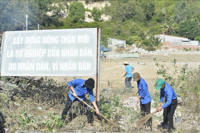 Đoàn viên, thanh niên Xã đảo Nhơn Châu cùng đoàn viên, thanh niên Đồn Biên phòng Nhơn Châu làm sạch môi trường trên đảo. Ảnh: Minh Đức - TTXVN