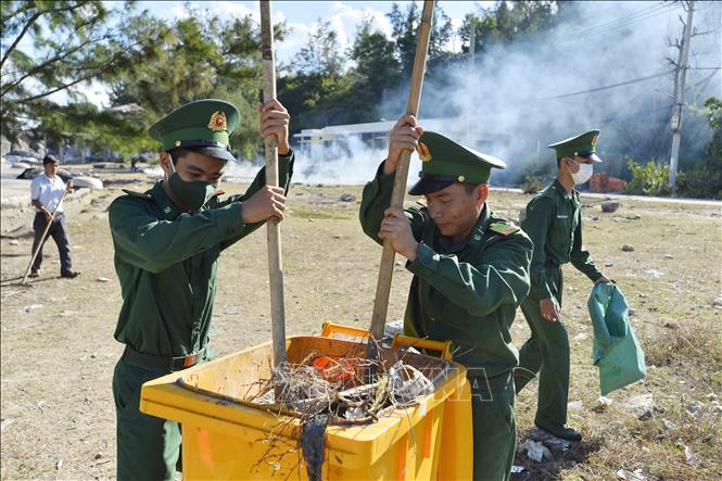 Đoàn viên, thanh niên Đồn Biên phòng Nhơn Châu làm sạch môi trường trên xã đảo Nhơn Châu. Ảnh: Minh Đức - TTXVN