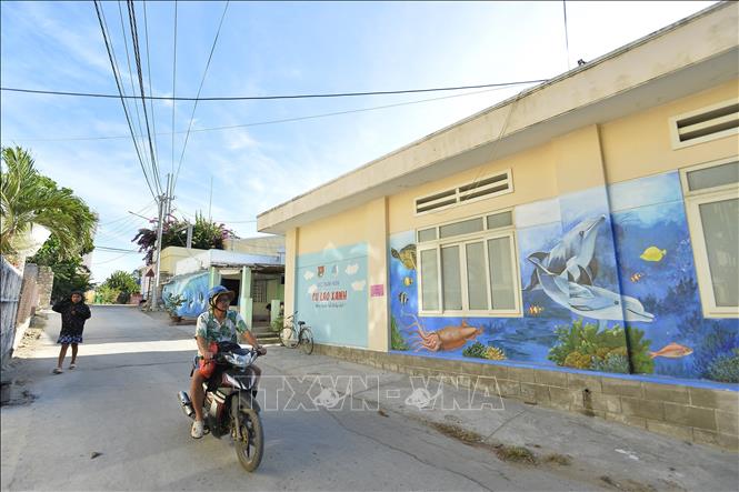 Con đường bích họa do các đoàn viên, thanh niên vẽ trên xã đảo Nhơn Châu. Ảnh: Minh Đức - TTXVN
