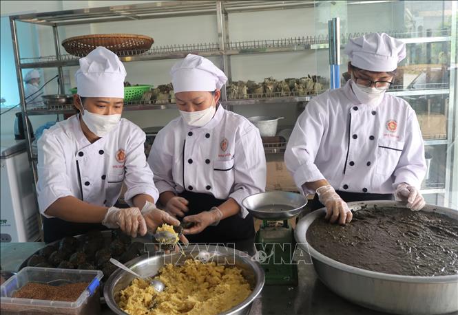 Công nhân làm Bánh gai tại Hợp tác xã Tâm Hòa (thành phố Cao Bằng, tỉnh Cao Bằng). Ảnh: Chu Hiệu-TTXVN.