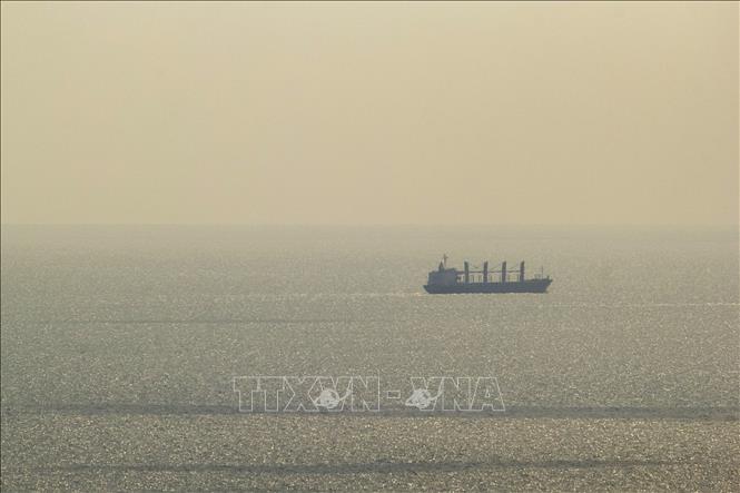 Tàu chở hàng PRIMUS mang cờ Liberia rời cảng Odessa, miền Nam Ukraine và hướng tới cảng Varna của Bulgaria trên Biển Đen, ngày 26/8/2023. Ảnh: AFP/TTXVN