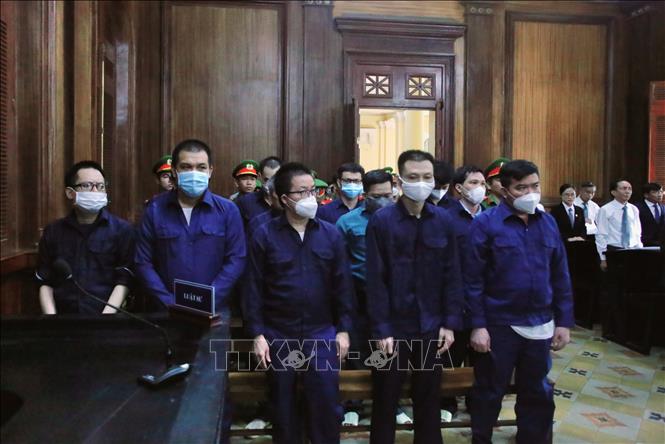 13 cựu cán bộ Công an phường Phú Thọ Hòa tại phiên tòa ngày 28/8. Ảnh: Thành Chung - TTXVN