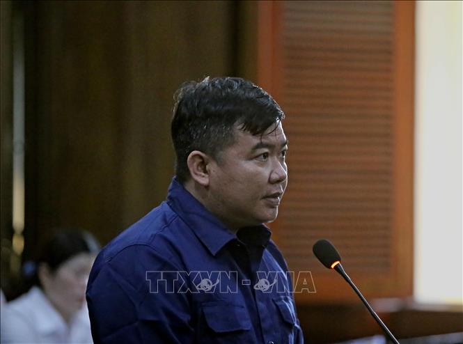 Bị cáo Phạm Thanh Tuấn, nguyên Trưởng Công an phường Phú Thọ Hòa, tại phiên tòa. Ảnh: Thành Chung - TTXVN
