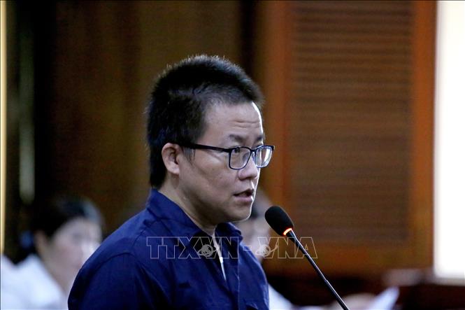 Bị cáo Phan Văn Hòa, nguyên Phó Trưởng Công an phường Phú Thọ Hòa từ tháng 7/2018 đến tháng 7/2020, tại phiên tòa. Ảnh: Thành Chung - TTXVN