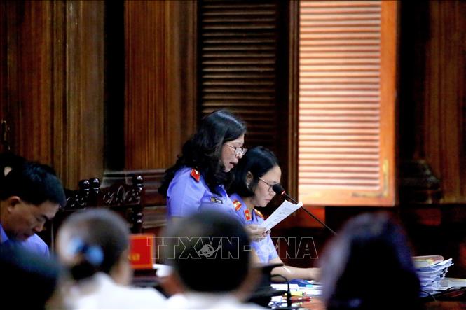 Viện Kiểm sát công bố cáo trạng truy tố 13 cựu công an phường Phú Thọ Hòa. Ảnh: Thành Chung - TTXVN