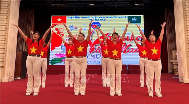 Tiết mục văn nghệ “Việt Nam ơi” của Chi hội tỉnh Hà Nam  Ảnh: Mạc Luyện - PV TTXVN tại Hong Kong 