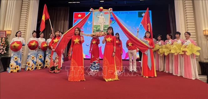 Tiết mục Lễ rước ảnh Bác do Nhóm múa Hiệp hội người Việt Nam ở nước ngoài tại Macau trình diễn. Ảnh: Mạc Luyện - PV TTXVN tại Hong Kong
