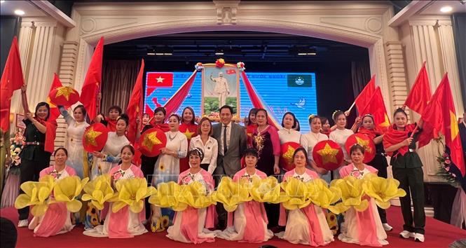 Ban chấp hành Hiệp hội người Việt Nam ở nước ngoài tại Macau chụp ảnh kỷ niệm cùng nhóm múa của Hiệp hội. Ảnh: Mạc Luyện - PV TTXVN tại Hong Kong